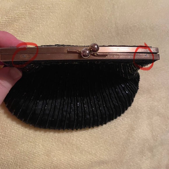 Shell Shaped Beaded Clutch - Picture 4 of 9